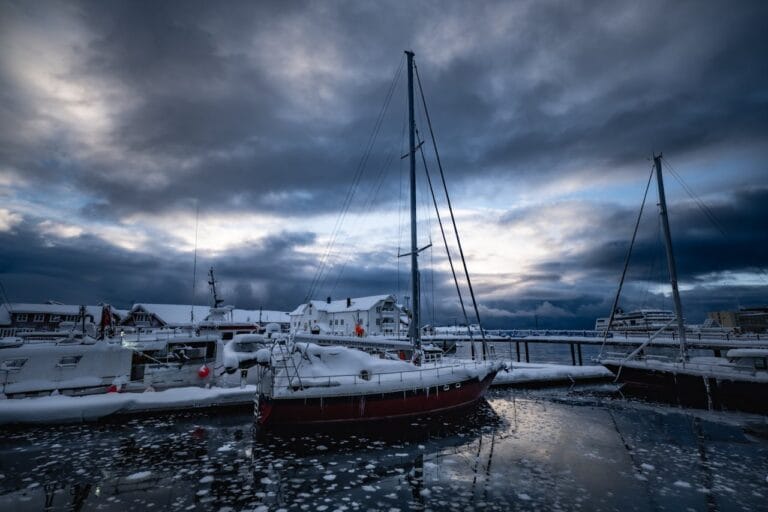 Seilbåt vinter bo i båt