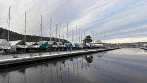 Fritidsbåter på opplagsplass ved Oslofjorden under vårvedlikehold