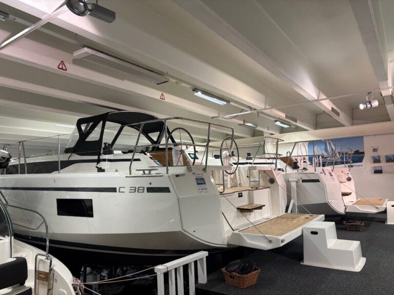 Seilbåter på båtmesse