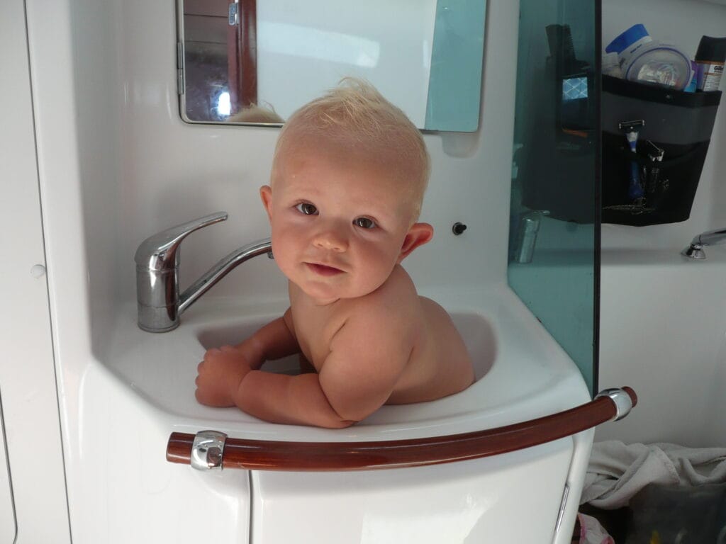 Jørgen bader i vasken