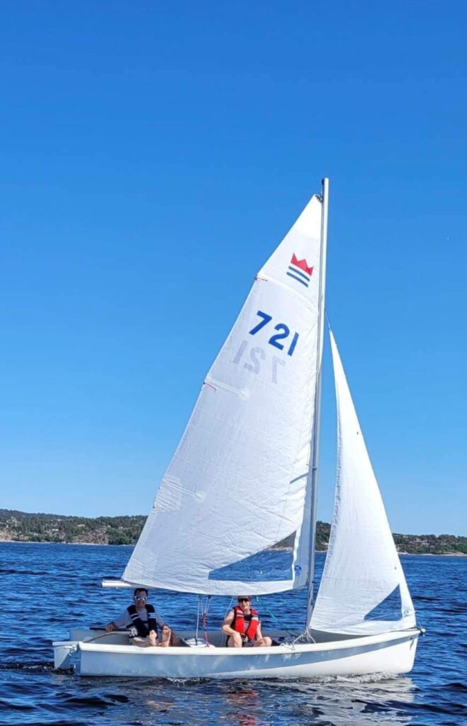 Seiler fint med to voksne ombord