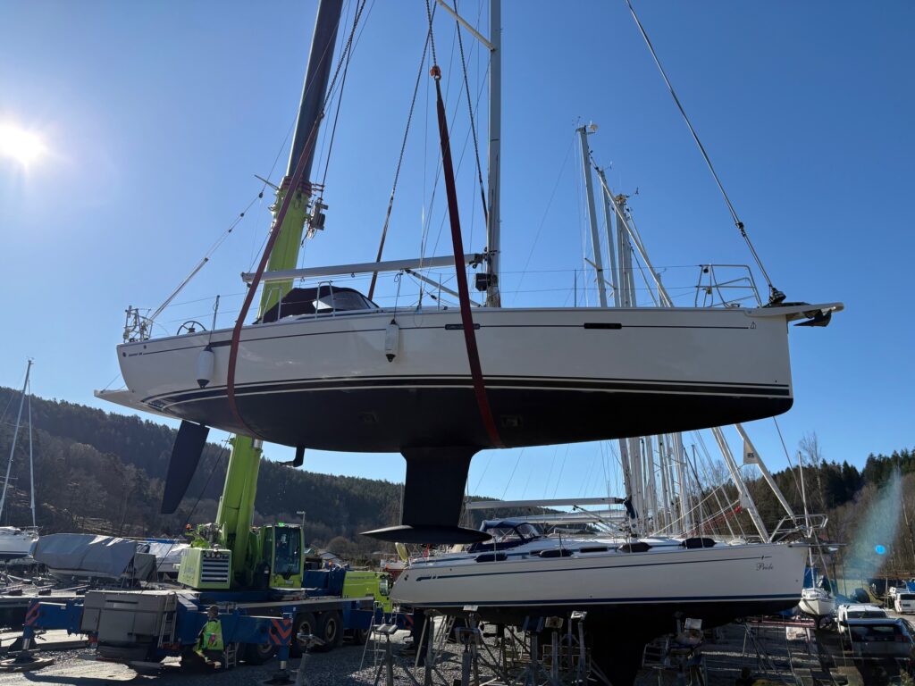 Seilbåten klar for sjøsetting
