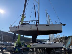Seilbåten klar for sjøsetting