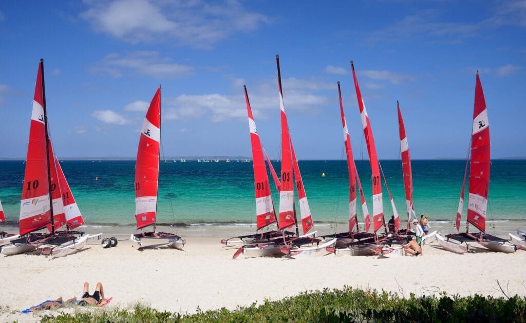 Hobie 16 klare på stranden før regatta – Foto: Hobie.com