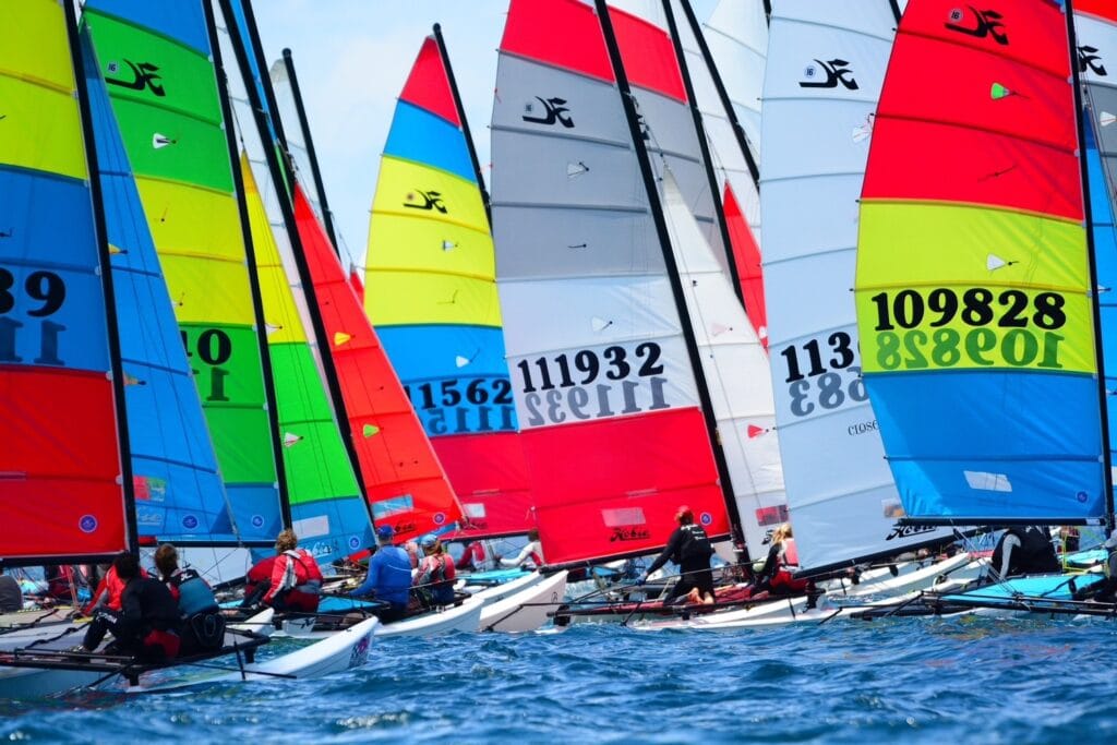 Et felt av Hobie 16 i tett regatta