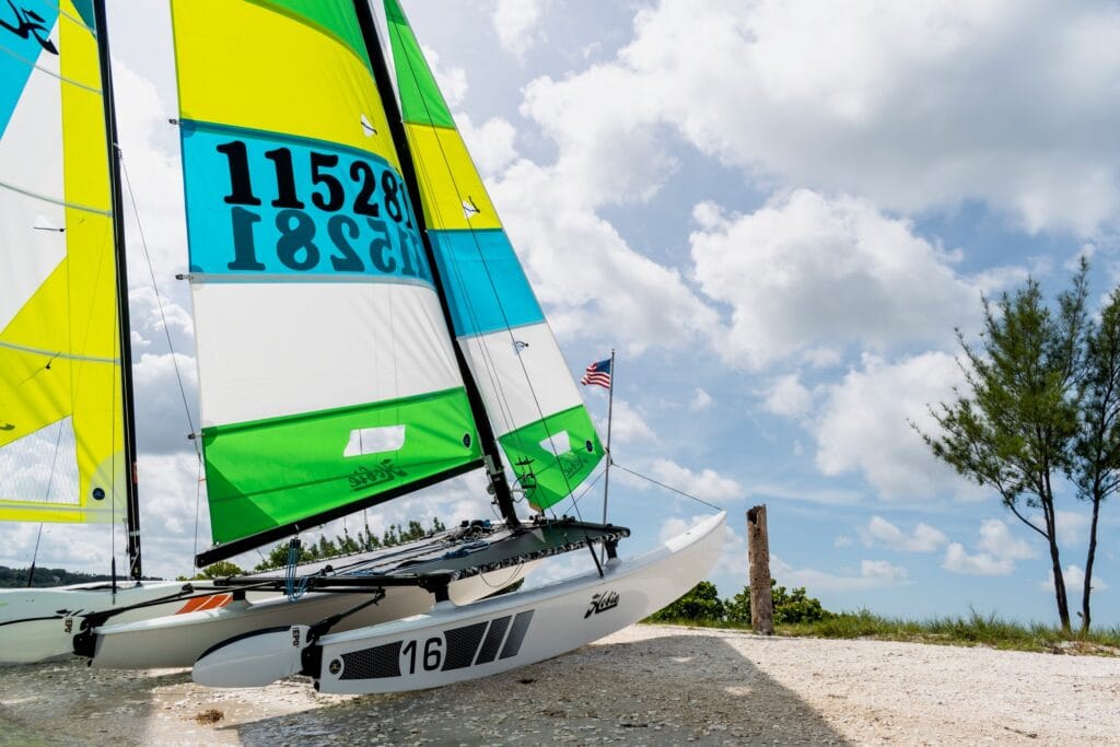 Hobie 16 med fargerrike seil