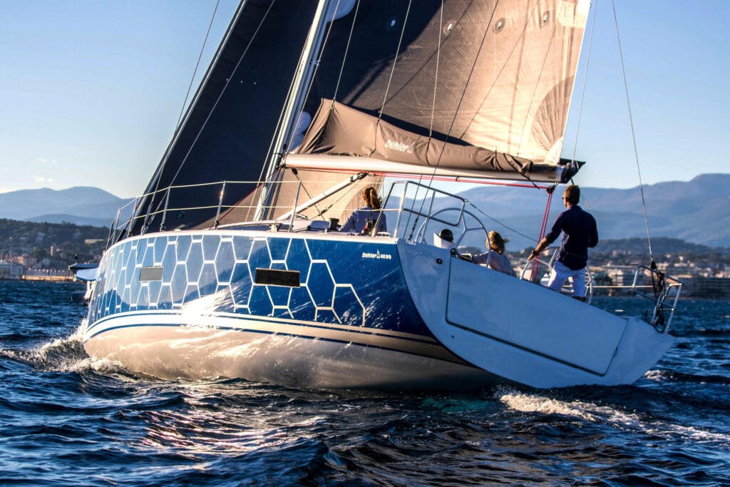 Dehler 46 SQ sett aktenfra under seil med doble ratt og åpen cockpit