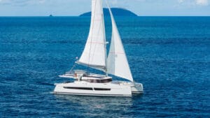 Fountaine Pajot FP51 er en moderne langturskatamaran med fokus på komfort, fleksibel layout og enkel håndtering for familier og turseilere.