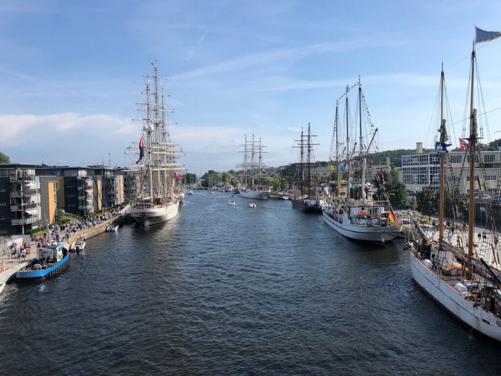 Fredrikstad havn fylt med høyreiste master og fullt liv i 2019