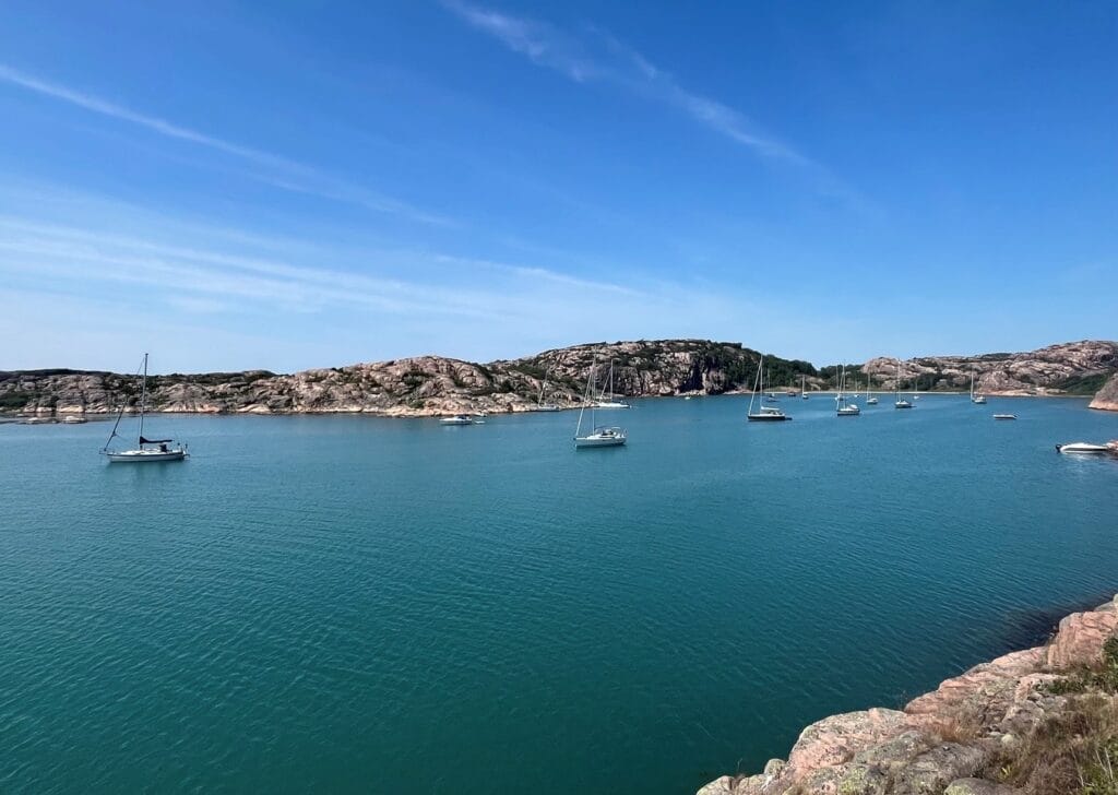 De to vikene i Näverkärrskilen gir mange gode fortøyningsmuligheter for seilere på gjennomfart.