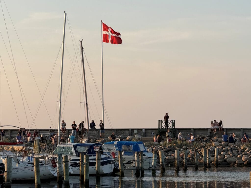 Hver kveld klokken 21 markeres flaggnedhaling med trompettoner – en hyggelig tradisjon som gir havna ekstra sjarm - Foto: Seilfolk.no