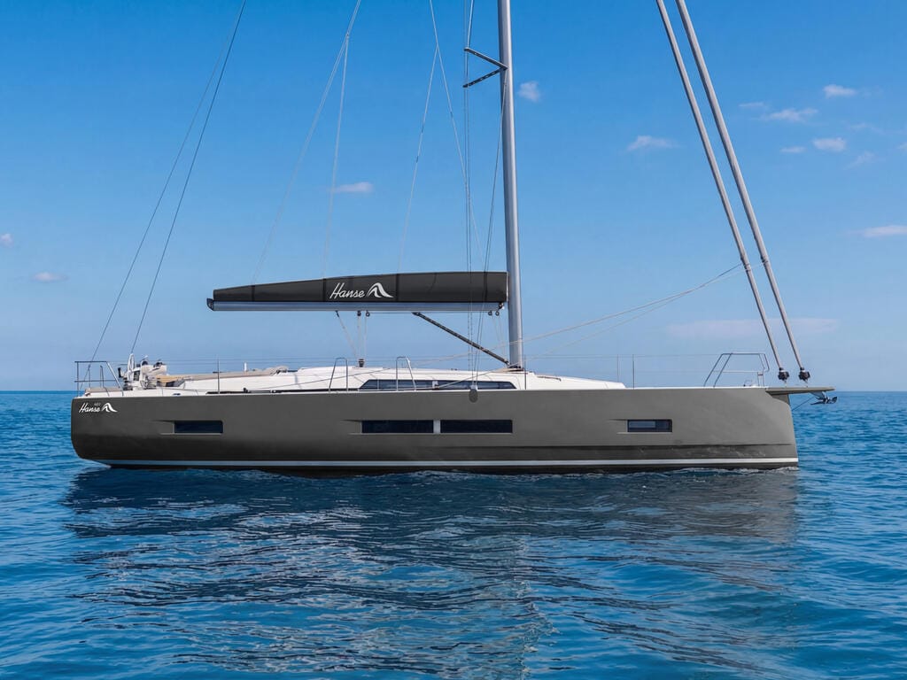 Hanse 461 viderefører verftets moderne designlinjer med rene flater, bred hekk og fokus på brukervennlighet.