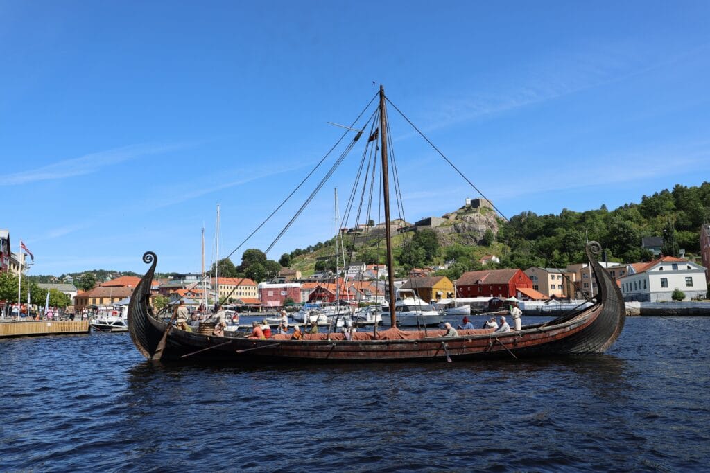 Osebergskipet vakte oppsikt da det seilte inn til Halden for første gang.
