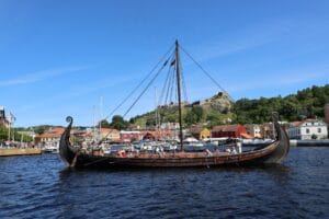 Osebergskipet vakte oppsikt da det seilte inn til Halden for første gang.