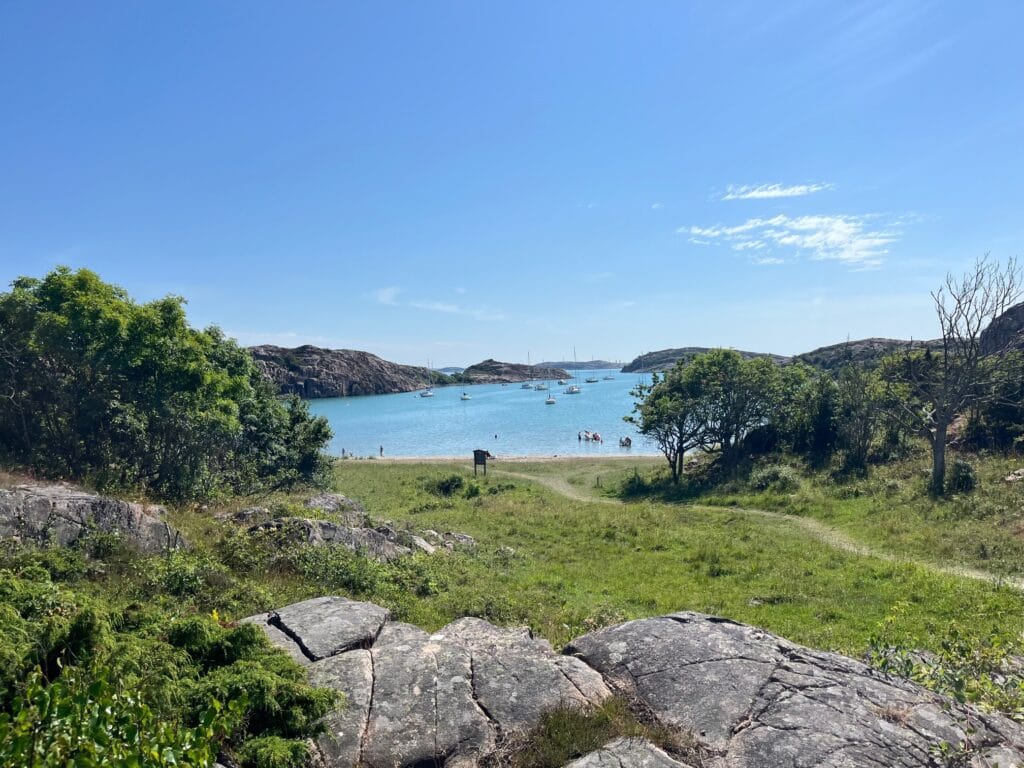 Fra stiene på land er det flere fine utsiktspunkter mot naturhavnen og skjærgården.