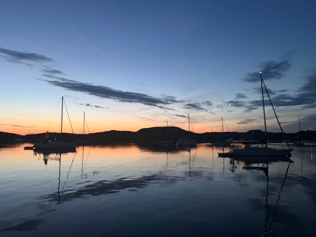 Når ankeret sitter som det skal, senker roen seg. Friheten ved å våkne på svai er vanskelig å slå.