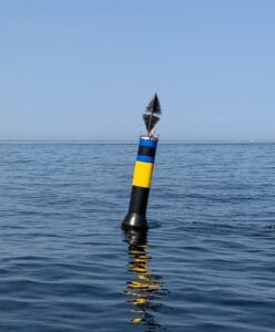 Kardinalmerkene viser hvilken side av merket det er trygt å passere for å unngå farer i sjøen.