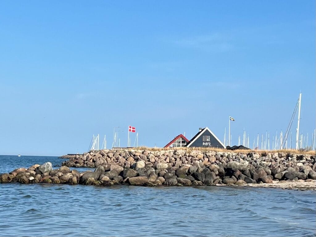 Brede sandstrender ligger bare få skritt fra båtplassen og inviterer til morgenbad og lange sommerkvelder.
