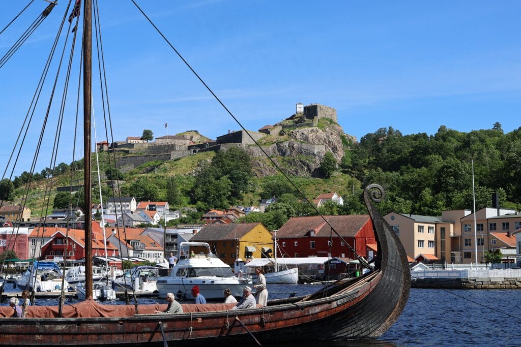 Et seilende stykke vikinghistorie la til kai i Halden denne uken.