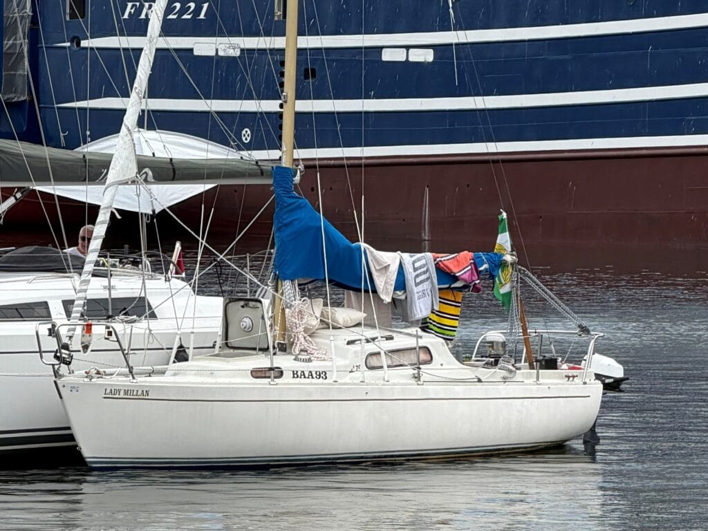 Små seilbåter er ofte enklere å håndtere, både under seilas og i havn.