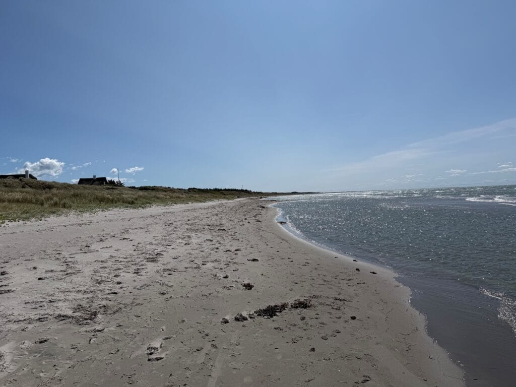 Bare få minutters gange fra havna i Vesterø finner du lange, hvite sandstrender og klart badevann -